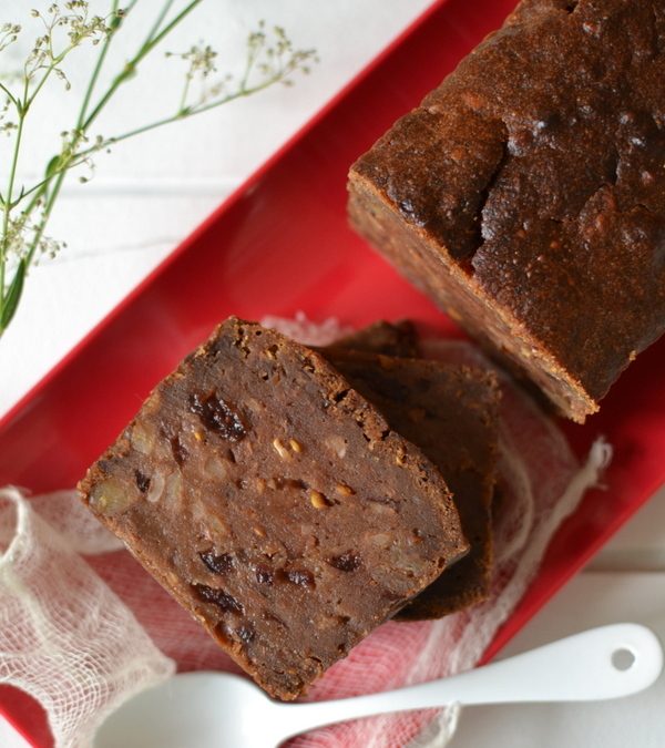 Gâteau fondant aux noix, cranberries et betterave végétal