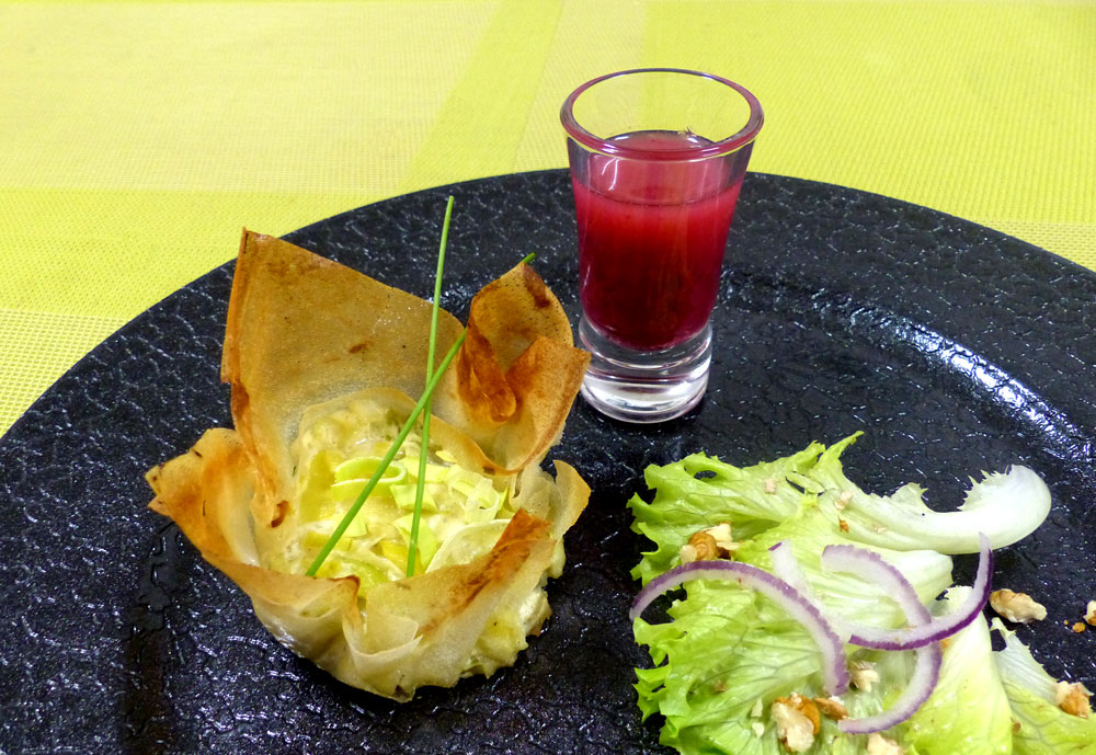 Corolle de bricks aux poireaux et sa vinaigrette à la betterave 