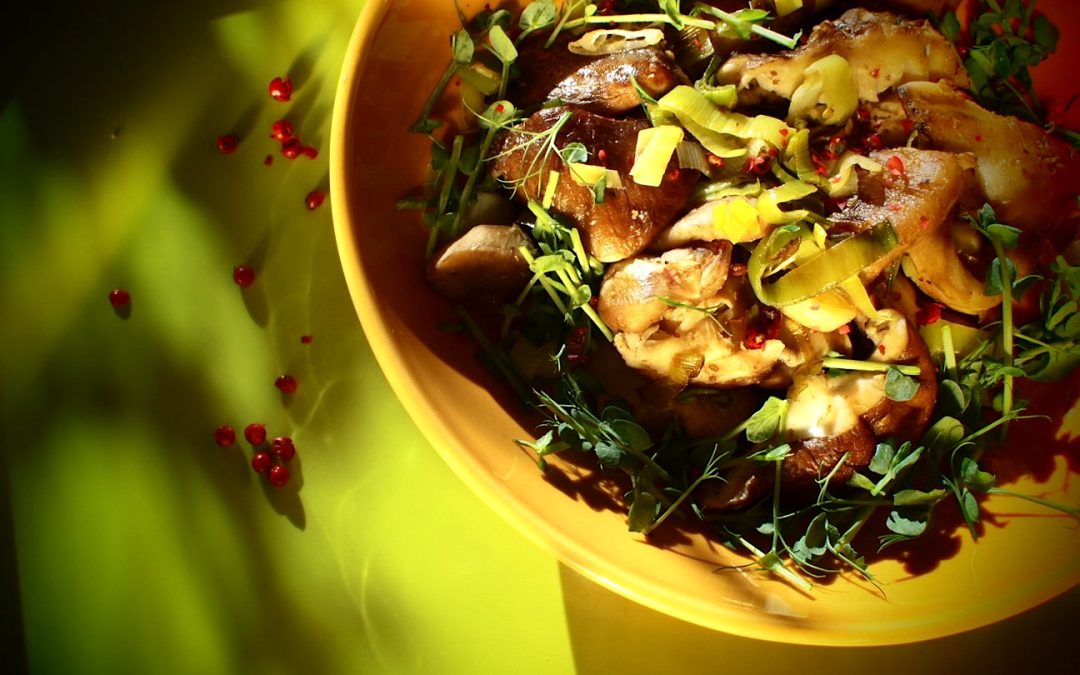 Poêlée de shitakés aux baies roses