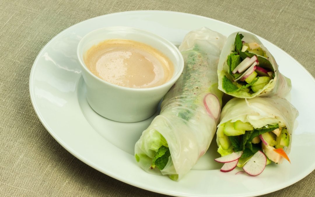Rouleaux de printemps frais avec sauce au tahin