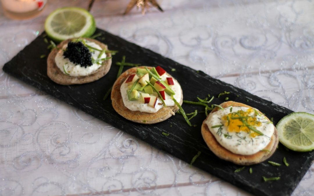 Blinis de sarrasin, caviar végétal, avocat et pomme