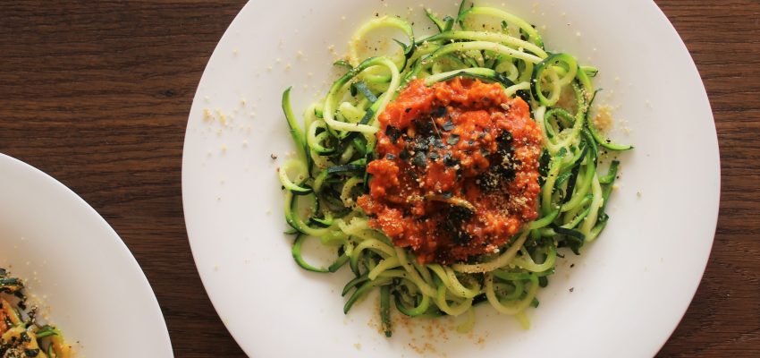 Spaghetti de courgette à la bolognaise végétale