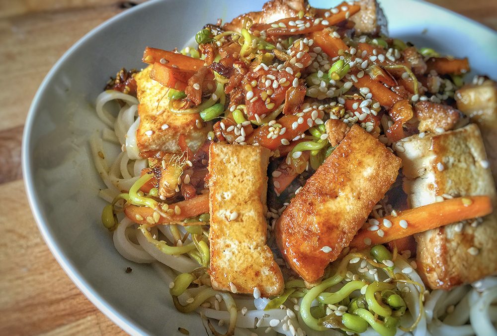 Tagliatelles de riz sautées aux légumes et tofu