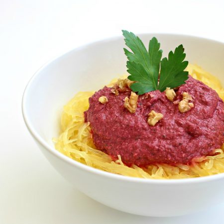Courge spaghetti, sauce crémeuse betterave-noix