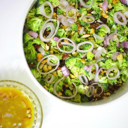 Salade de brocoli cru et sa sauce échalote sucrée-salée
