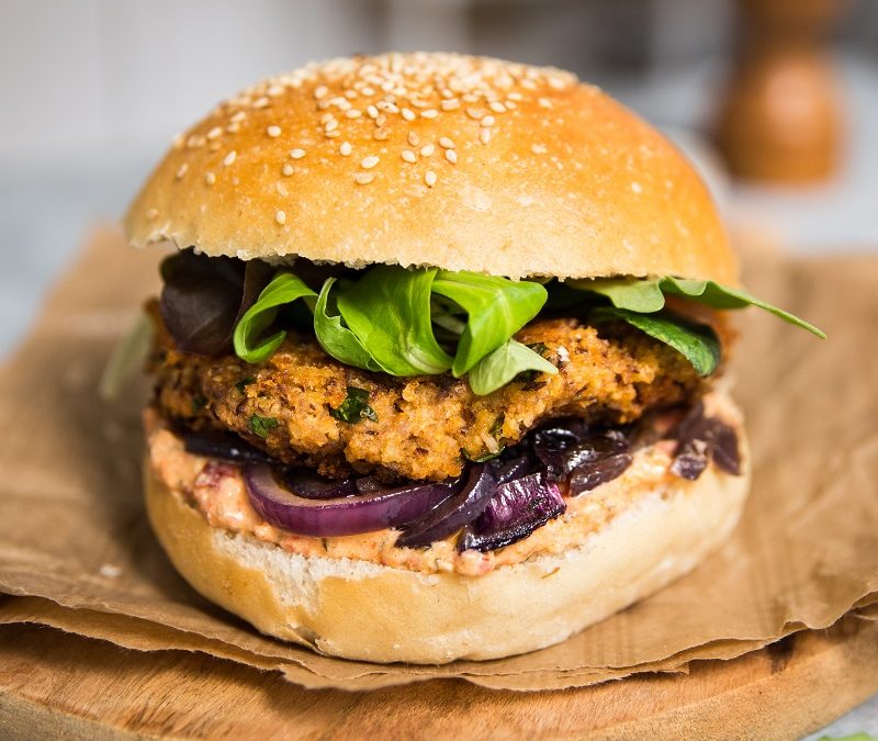 Burgers de haricots azuki et millet et oignons caramélisés