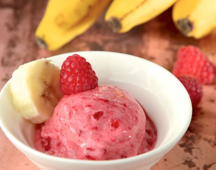 Glace aux framboises et feuilles de framboisier