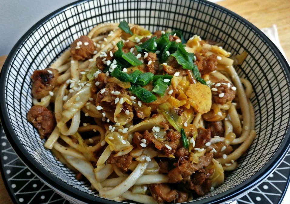 Wok de nouilles asiatiques : légumes et protéines de soja texturées