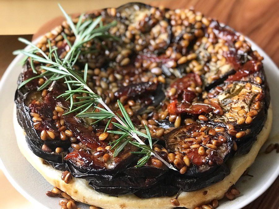 Tatin aux aubergines et pignons