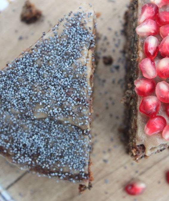 Gâteau pavot et noix, nappage au caramel de datte