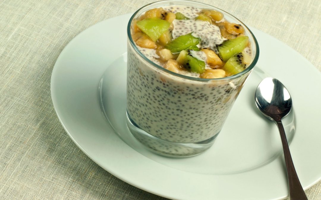 Pudding aux graines de chia, lait de coco, banane et kiwi