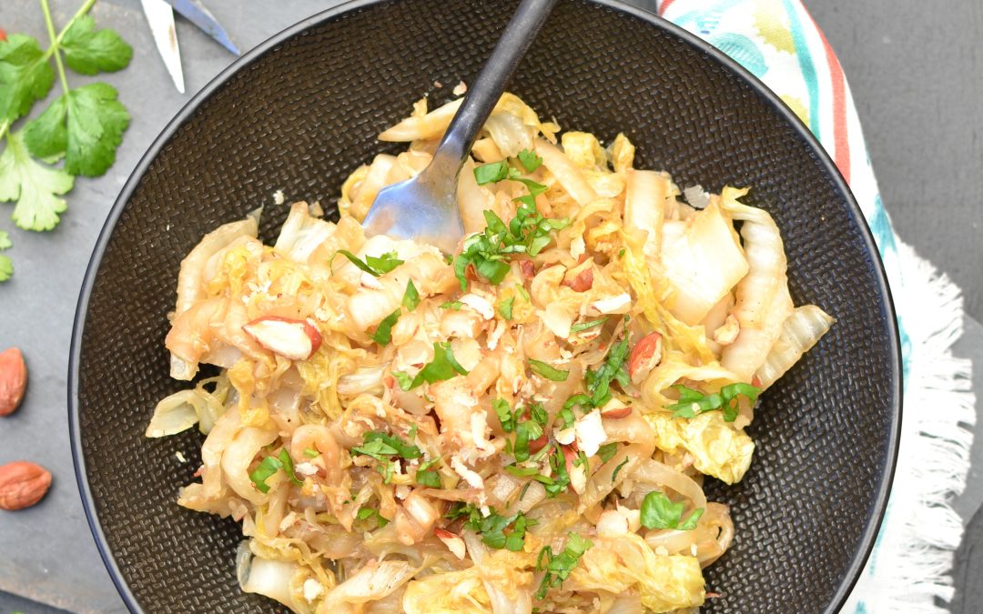 Wok de chou chinois sauté aux noisettes et sésame