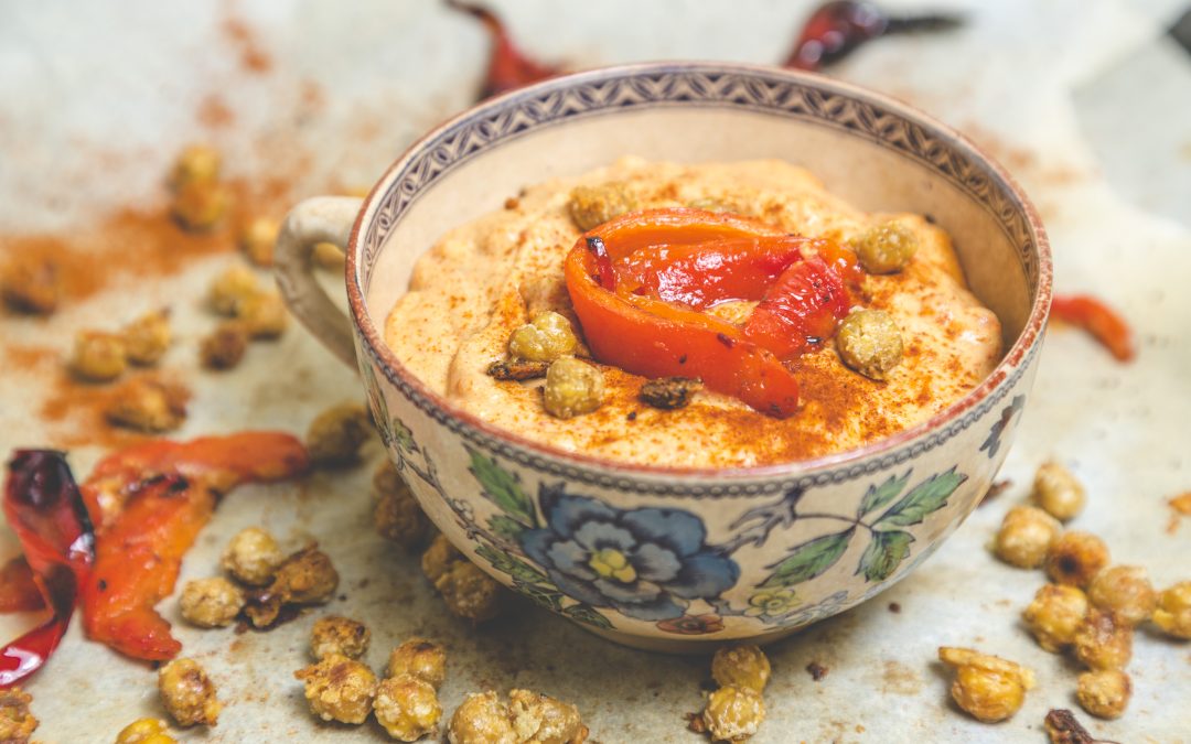 Houmous aux poivrons rôtis et pois chiches croustillants au parmesan végétal