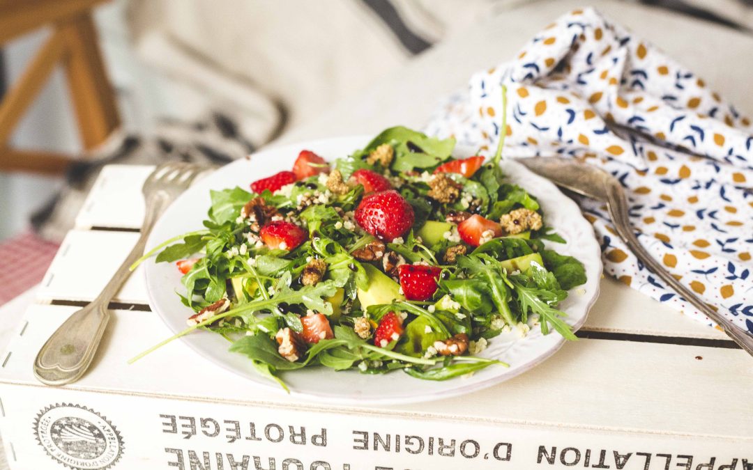 Salade de millet à l’avocat et aux fraises
