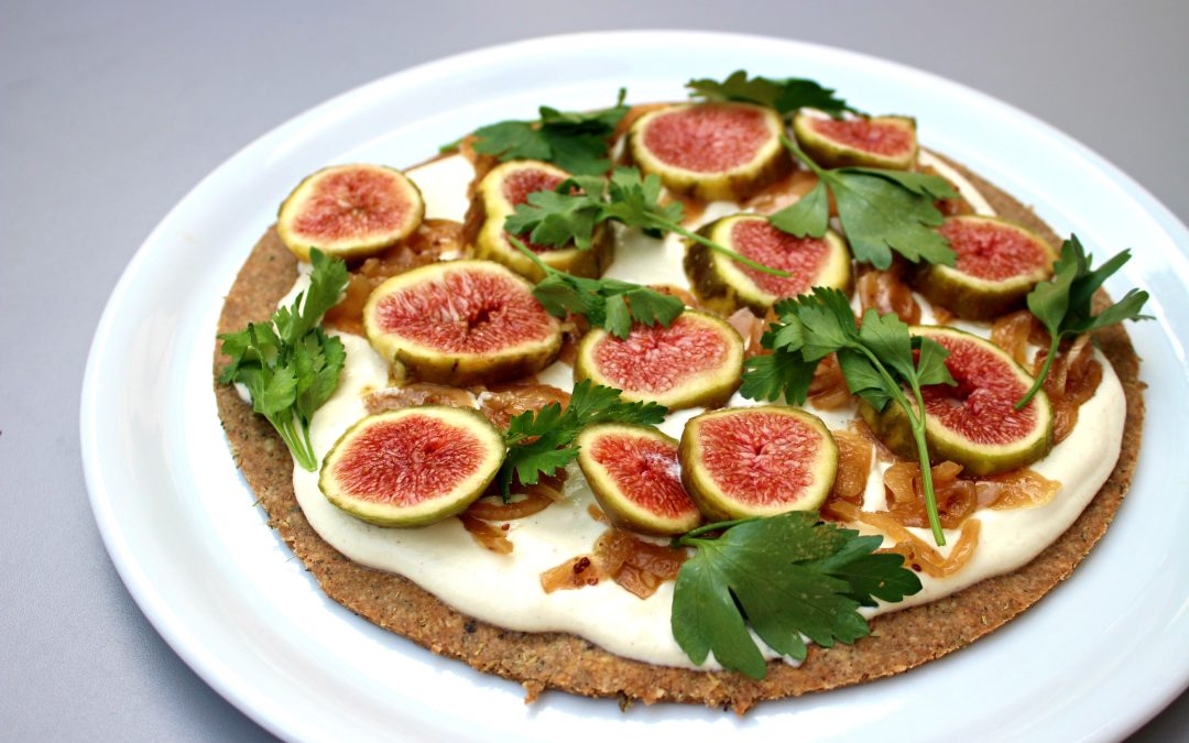 Tarte salée crème de cajou, figues et oignons marinés