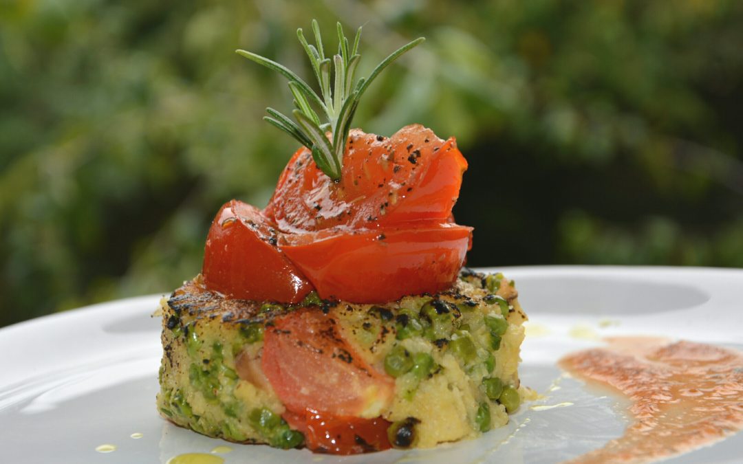 Palets de polenta aux petits pois & tomates rôties