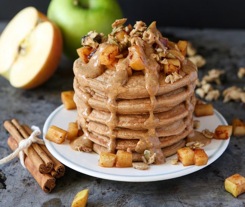 Pancakes vegan pomme-cannelle