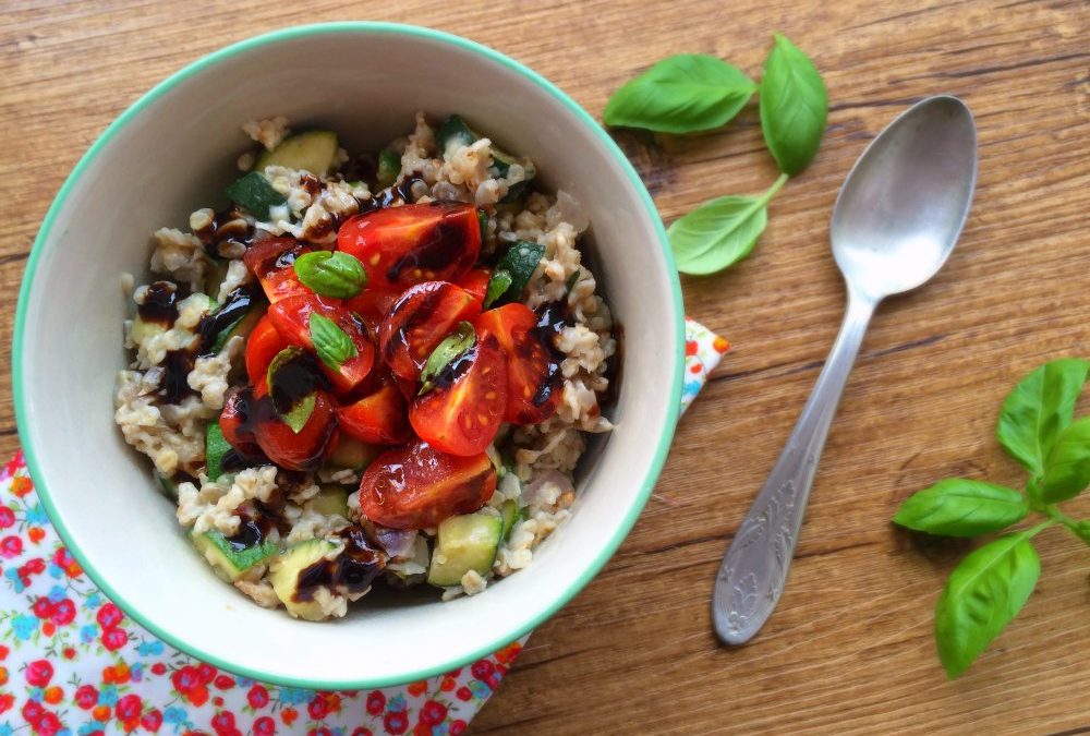 Porridge salé à la courgette, tomates cerises et basilic