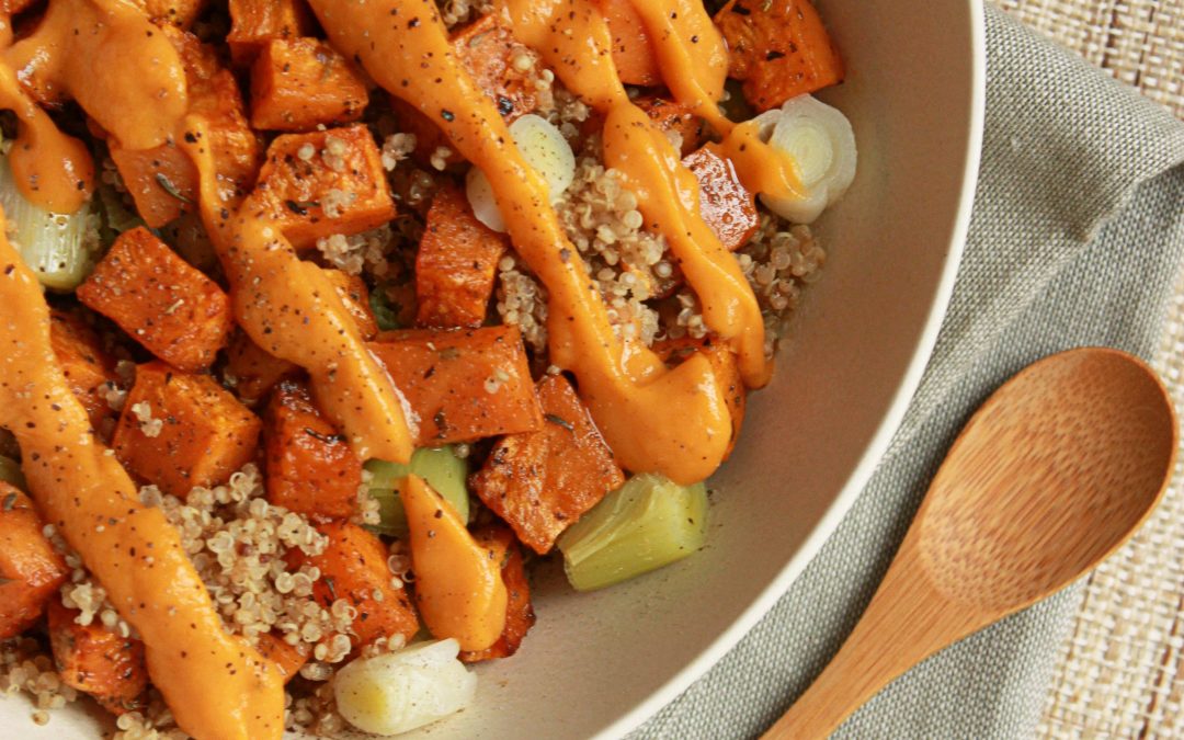 Veggie bowl quinoa, patate douce rôtie et poireau