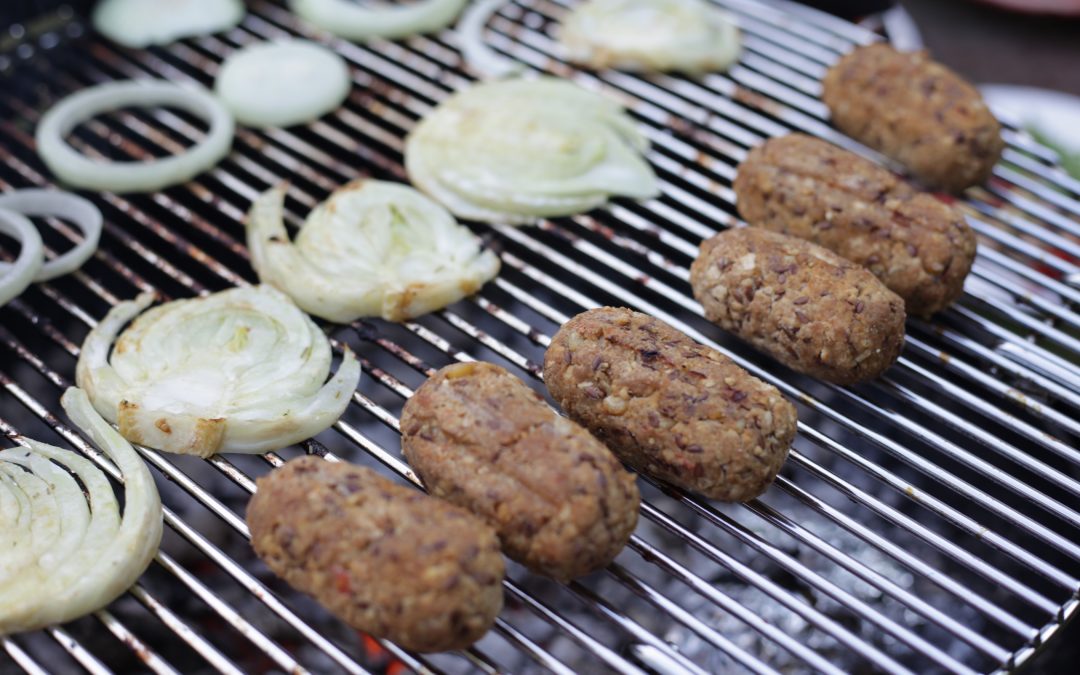 Saucisses végétales maison cuites au barbecue