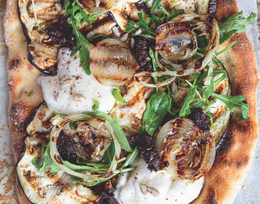 Pinsa végane mozzarella, aubergines et oignons grillés