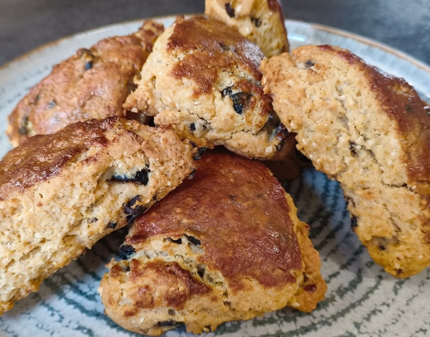 Scones salés au parmesan végétal et aux olives